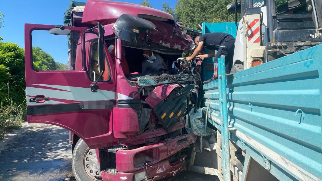 Manisa'da korkunç kaza! Kamyonlar kafa kafaya çarpıştı: Ölü ve yaralılar var 3